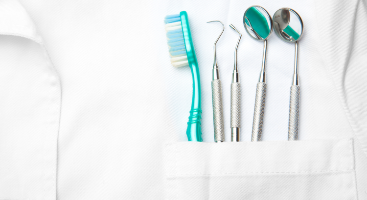 zobārsts ar visiem zobārstniecības instrumentiem